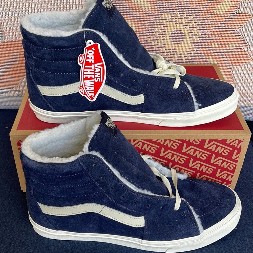 Vans Men’s Sk8-Hi
Cozy Hug Parisian Night
VN0005U9JDU
Sneakers - Picture 2 of 16